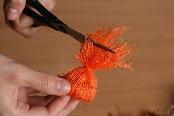 Как сделать шапочки из ниток на елку своими руками - 