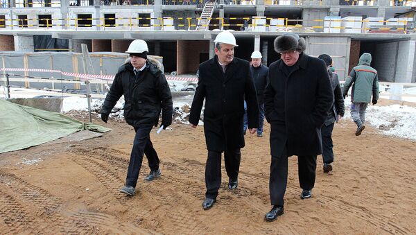 Вице-премьер Беларуси Анатолий Калинин инспектирует стройку на стадионе Динамо - Sputnik Беларусь