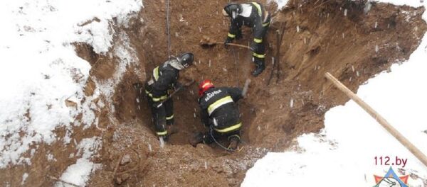 Спасатели окопали тело погибшего искателя металла Спасатели окопали тело погибшего искателя металла - Sputnik Беларусь