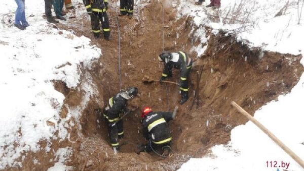 Спасатели окопали тело погибшего искателя металла - Sputnik Беларусь
