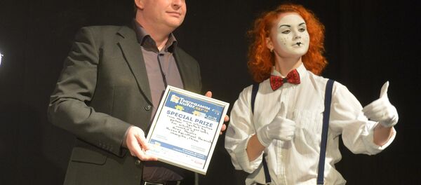 Кіраўнік Sputnik Беларусь Андрэй Качура ўручыў акцёрам дыплом за За творчую мэтанакіраванасць. Кіраўнік Sputnik Беларусь Андрэй Качура ўручыў акцёрам дыплом за За творчую мэтанакіраванасць. - Sputnik Беларусь