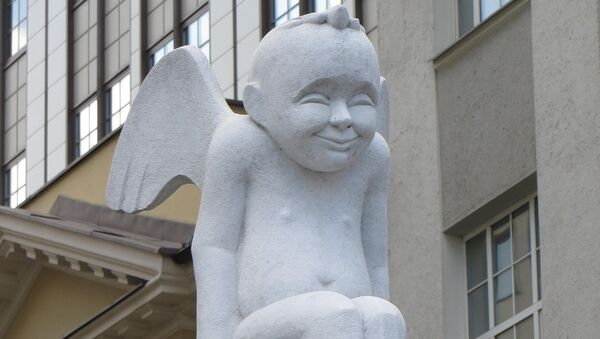 Белый ангел в Вильнюсе работы скульптора Вайдотаса Рамошка - Sputnik Беларусь
