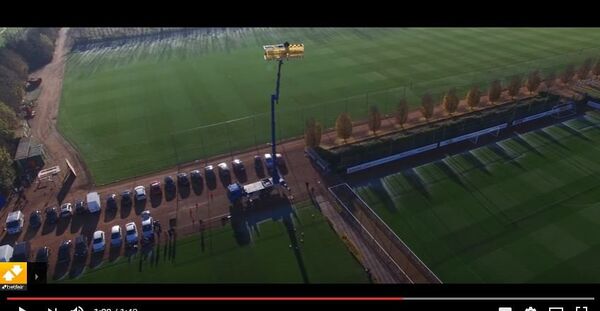 Игрок ФК Арсенал обработал мяч, сброшенный с рекордной высоты - Sputnik Беларусь