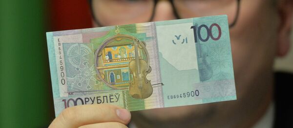 100-рублёвая беларуская купюра 100-рублёвая беларуская купюра - Sputnik Беларусь