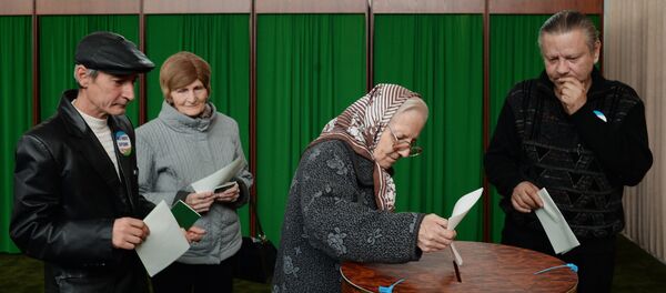 Женщина голосует на избирательном участке в Ташкенте во время выборов президента Узбекистана - Sputnik Беларусь