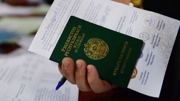 Паспорт и бланк в руках избирателя во время выборов президента Узбекистана - Sputnik Беларусь