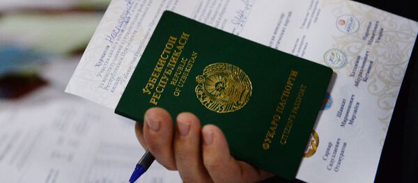 Паспорт и бланк в руках избирателя во время выборов президента Узбекистана - Sputnik Беларусь