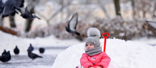 Девочка и голуби - Sputnik Беларусь