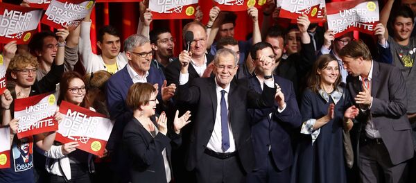 Победу в избирательной гонке в Австрии одерживает бывший руководитель партии зеленых, 72-летний профессор с русскими корнями Александр Ван дер Беллен Победу в избирательной гонке в Австрии одерживает бывший руководитель партии зеленых, 72-летний профессор с русскими корнями Александр Ван дер Беллен - Sputnik Беларусь