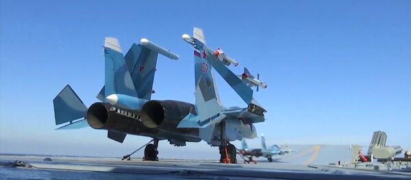 Истребитель Су-33 на палубе тяжёлого авианесущего крейсера Адмирал Флота Советского Союза Кузнецов Истребитель Су-33 на палубе тяжёлого авианесущего крейсера Адмирал Флота Советского Союза Кузнецов - Sputnik Беларусь