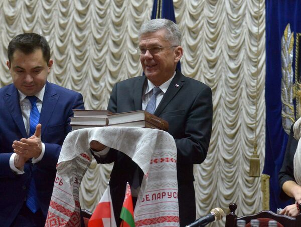 Гостю по традиции подарили немало подарков - Sputnik Беларусь