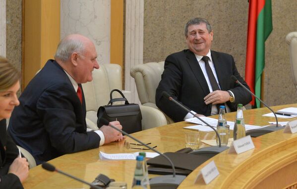Член Совета республики Александр Попков (слева) и вице-премьер Михаил Русый - Sputnik Беларусь
