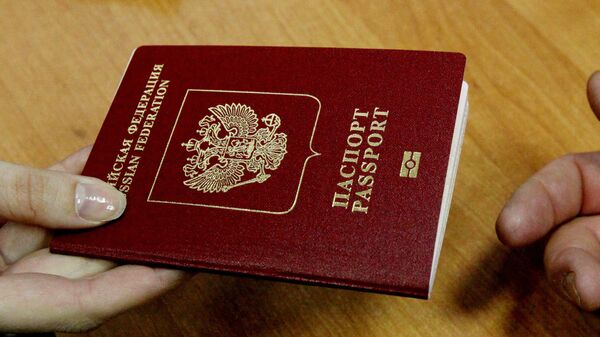 Заграничный паспорт гражданина РФ, архивное фото - Sputnik Беларусь