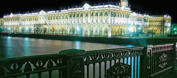 Здание Государственного Эрмитажа в Санкт-Петербурге вечером - Sputnik Беларусь