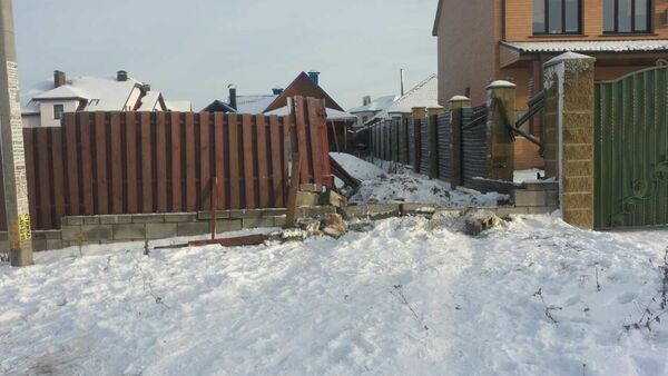 Снесенный забор в Тарасово - Sputnik Беларусь