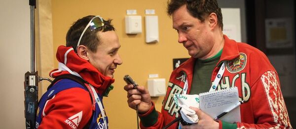 Белорусский биатлонист Владимир Чепелин дает интервью журналисту Руслану Васильеву Белорусский биатлонист Владимир Чепелин дает интервью журналисту Руслану Васильеву - Sputnik Беларусь