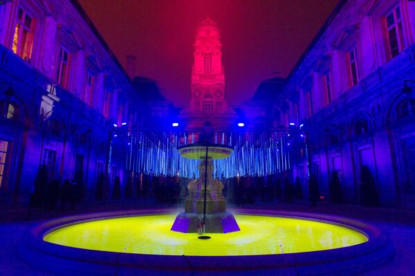 Работа художника Эрика Мишеля и Акари-Лизы Ишии в городском зале Лиона - Sputnik Беларусь