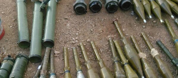 Оружие и боеприпасы, сданные боевиками правительственным сирийским войскам - Sputnik Беларусь