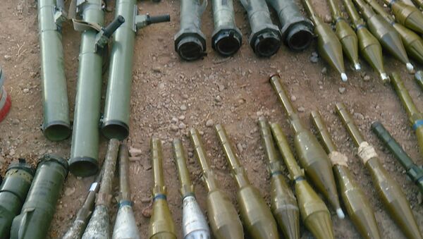 Оружие и боеприпасы, сданные боевиками правительственным сирийским войскам - Sputnik Беларусь