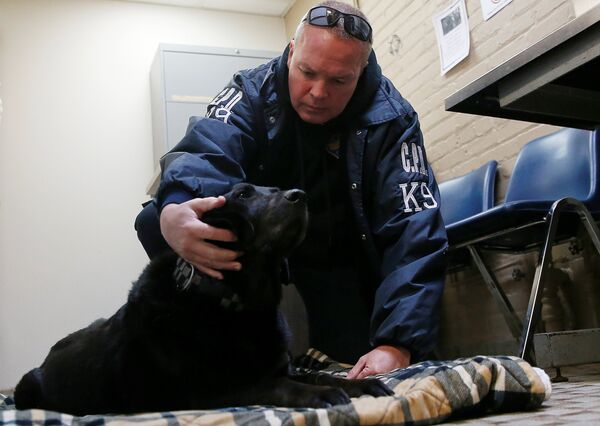 Офицер полиции Майкл Уолтерс проводит последние минуты с четвероногим коллегой - Sputnik Беларусь