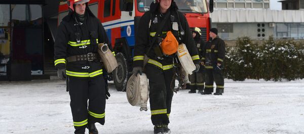 Бойцы МЧС у здания торгового центра в Минске - Sputnik Беларусь