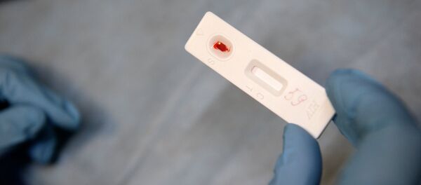 Медицинский работник производит экспресс-анализ крови Медицинский работник производит экспресс-анализ крови - Sputnik Беларусь