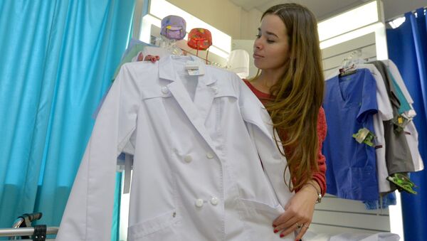 Звычайна лекары старанна выбіраюць сабе халаты - і гаворка не столькі аб даўжыні, колькі пра фасон - Sputnik Беларусь