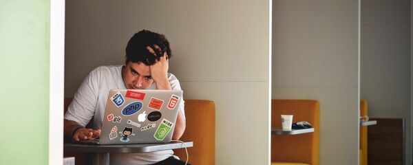 Работа за компьютером в кафе Работа за компьютером в кафе - Sputnik Беларусь