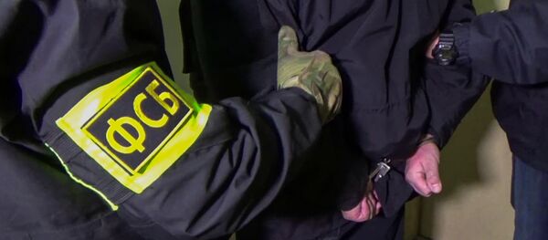 Сотрудники Федеральной службой безопасности РФ конвоируют задержанного, архивное фото - Sputnik Беларусь