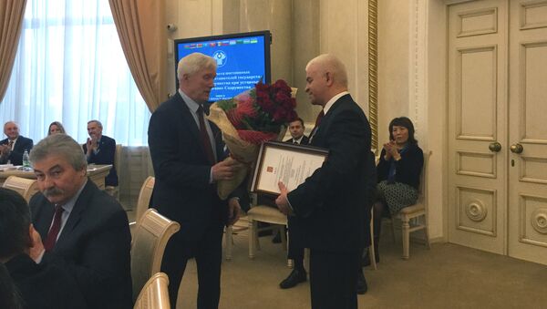 Суриков вручает Гуминскому орден Дружбы - Sputnik Беларусь