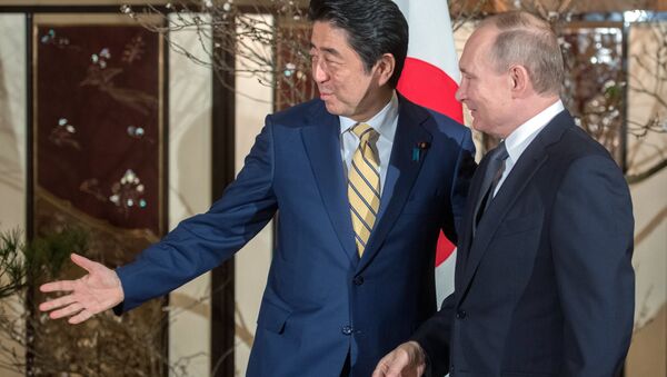 Президент РФ Владимир Путин и премьер-министр Японии Синдзо Абэ (слева) - Sputnik Беларусь