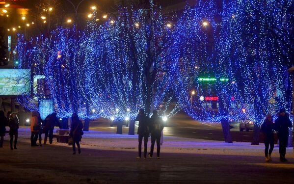 Новогодние огни на проспекте Победителей в Минске - Sputnik Беларусь