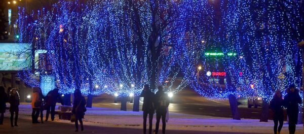 Новогодние огни на проспекте Победителей в Минске - Sputnik Беларусь