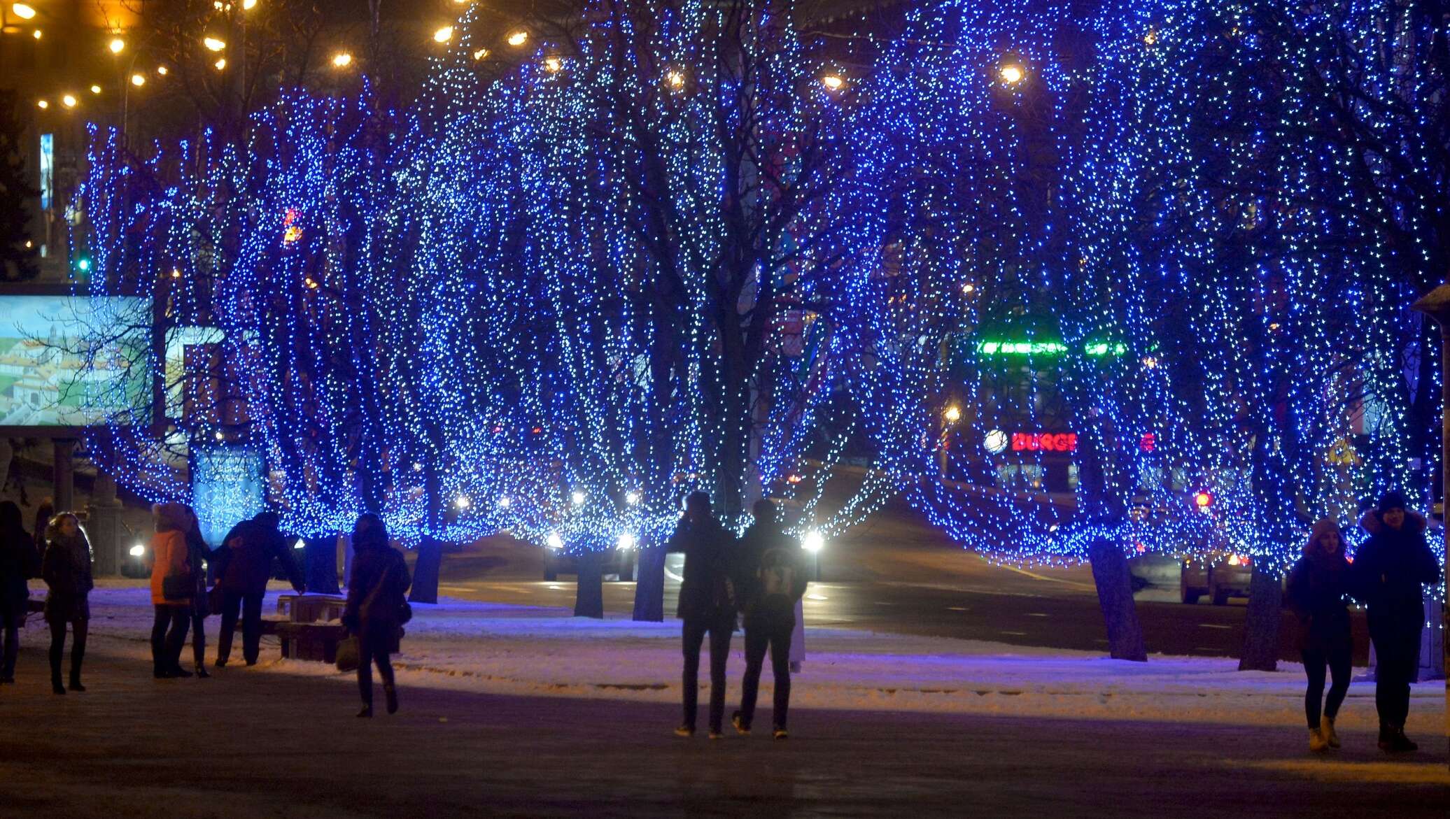 Минск в декабре. Новогодний концерт на улице. Минск новогодние гуляния. Новогодняя улица Минска. Новогодние огни Минска.