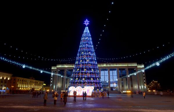 На Октябрьской площади Минска зажгли новогоднюю иллюминацию - Sputnik Беларусь