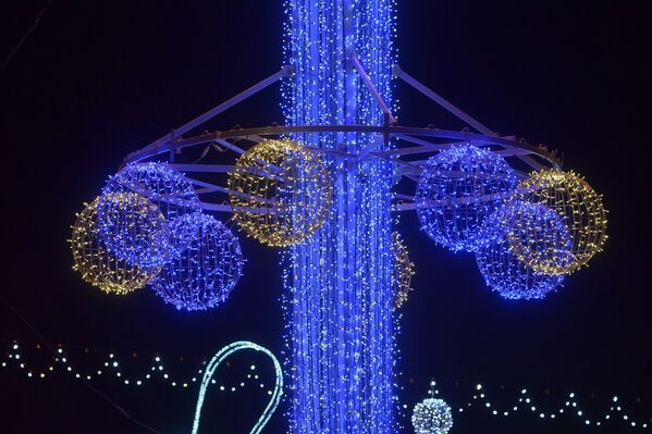 В Минске включили новогоднюю иллюминацию - Sputnik Беларусь