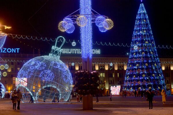 В Минске включили новогоднюю иллюминацию - Sputnik Беларусь