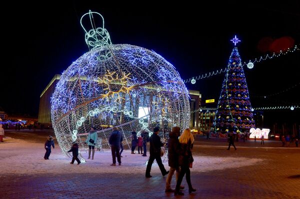 Новогодняя ель на Октябрьской площади - Sputnik Беларусь