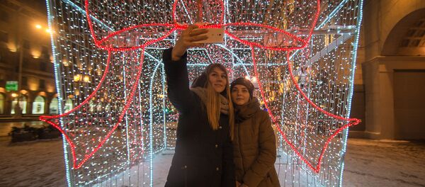 Девушки делают селфи, архивное фото Девушки делают селфи, архивное фото - Sputnik Беларусь