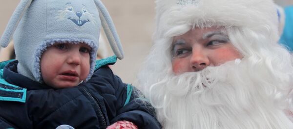Дед Мороз разговаривает с ребенком в городском парке Дед Мороз разговаривает с ребенком в городском парке - Sputnik Беларусь