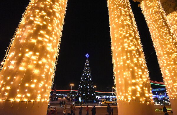 Главная городская елка установлена на площади имени Ленина, на верхушке зеленой красавицы горит Вифлеемская звезда - Sputnik Беларусь