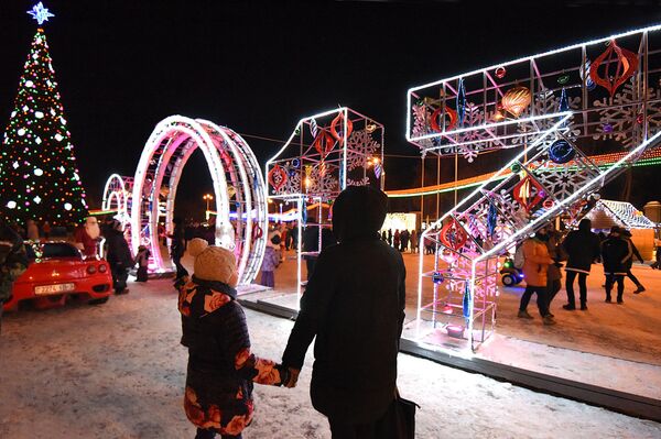 На время новогодних праздников большая часть главной городской площади стала пешеходной - Sputnik Беларусь
