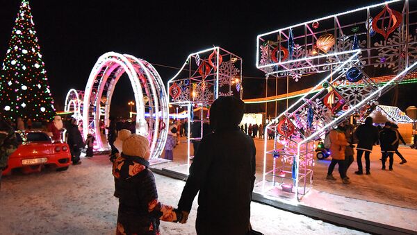 На время новогодних праздников большая часть главной городской площади стала пешеходной - Sputnik Беларусь