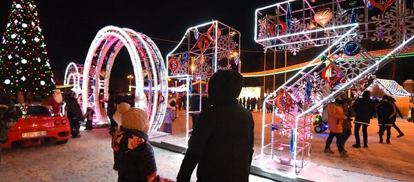 На время новогодних праздников большая часть главной городской площади стала пешеходной - Sputnik Беларусь