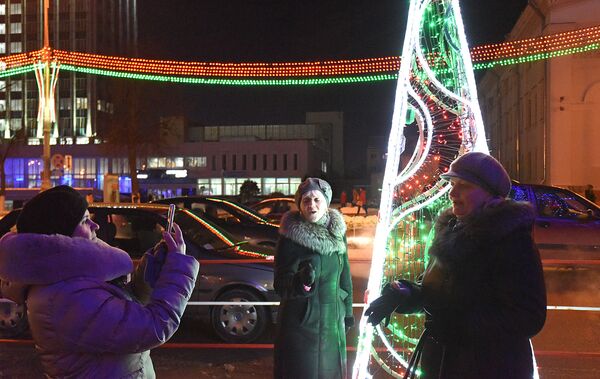 Фото у светящихся елочек делают дети и взрослые - Sputnik Беларусь