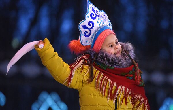 Театрализованное представление по случаю включения огней на главной городской елке собрало много детей - Sputnik Беларусь