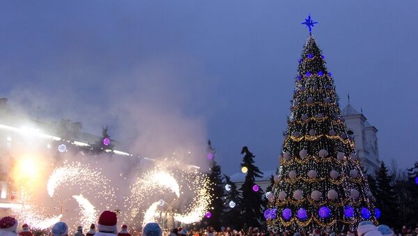 В Бресте тожественно зажгли новогоднюю елку - Sputnik Беларусь