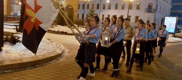 Процессия скаутов несет лампады с Вифлеемским огнем в Минский кафедральный собор Процессия скаутов несет лампады с Вифлеемским огнем в Минский кафедральный собор - Sputnik Беларусь