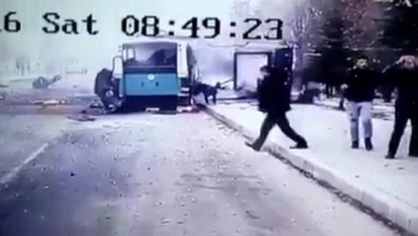 Момент взрыва заминированной машины возле автобуса с военными в турецком Кайсери - Sputnik Беларусь