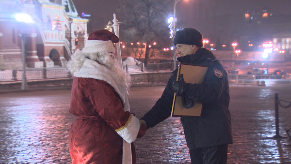 Дед Мороз доставил на Красную площадь новогоднюю ель из Подмосковья - Sputnik Беларусь